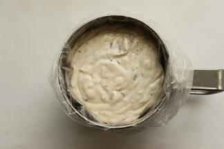 将做好的冰淇淋液倒入裱袋里