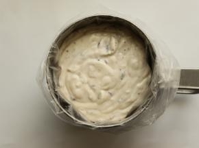 将做好的冰淇淋液倒入裱袋里