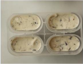 裱花袋底下剪个小口，将冰淇淋液挤到模具里面