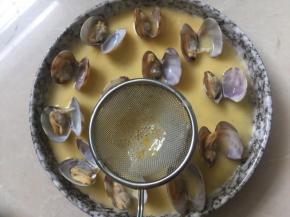 然后将鸡蛋液过滤入盘里