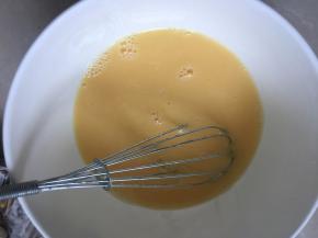 再加入少许盐搅拌均匀