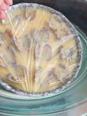 用牙签在保鲜膜上扎小孔