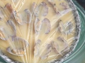 用牙签在保鲜膜上扎小孔