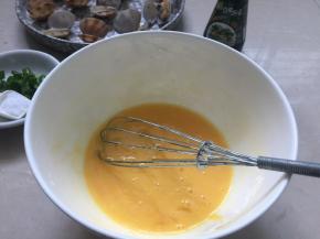 鸡蛋磕入碗里用打蛋器打散