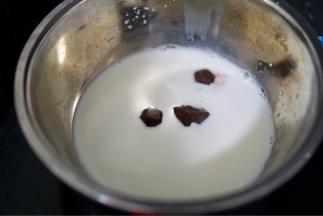 准备干净的盆内 放入牛奶和巧克力