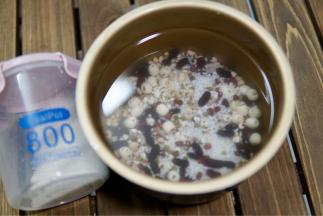 放入适量饮用水
（注意电饭煲的最高水位线）