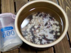 放入适量饮用水
（注意电饭煲的最高水位线）