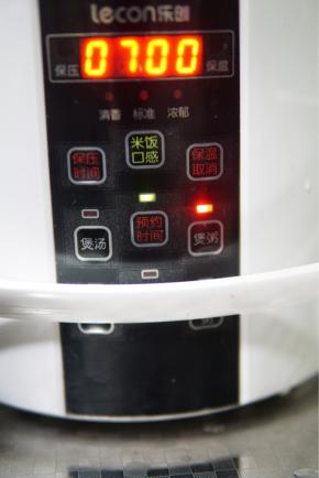 电饭煲选择“煲粥”键 即可