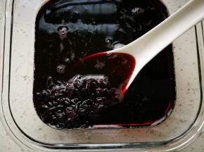 黑米洗净泡水，黑米最好泡一晚上。要买好黑米哦，买回来，取几十颗黑米分别平铺在白盘子上，每粒黑米上滴一滴白醋，醋变红就是真黑米