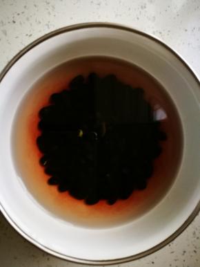 黑豆洗净泡水，黑米黑豆我都是提起一晚泡上，第二天早上起来做