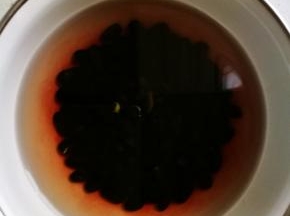 黑豆洗净泡水，黑米黑豆我都是提起一晚泡上，第二天早上起来做