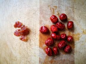 金丝小枣，桂圆洗净待用