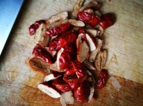 红枣用刀切，把枣核取出，如图