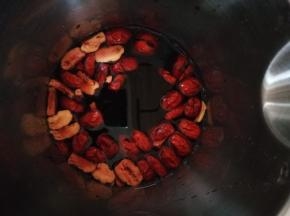 将黑米黑豆红枣桂圆全部到进豆浆机，水加到1000ml，做出来的米糊浓度非常好，不稀不稠，黑米也打得非常细腻 ，黑米是杂粮，不处理好 ，一般人消化不了