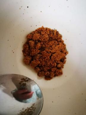 打豆浆的过程中，将适量红糖放入碗中，黑米和红糖是绝配哦，味道好极了