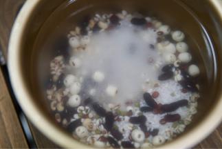 放入适量冰糖（白糖）