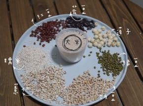 材料如图 其实没有特别的配比
喜欢的多放点 不喜欢的不放都可以
至于食谱写的这么清楚克数 
完全是假装自己很专业的样子