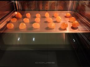 咸鸭蛋黄泡上朗姆酒隔夜，烤箱180度上下火烤5分钟