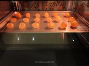 咸鸭蛋黄泡上朗姆酒隔夜，烤箱180度上下火烤5分钟