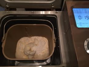 将水油皮的所有材料放入面包机（或手揉）