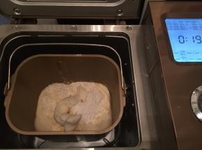 将水油皮的所有材料放入面包机（或手揉）