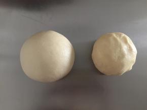 油酥皮所有材料合成光滑面团，水油皮和油酥皮分别包上保鲜膜静置30分钟