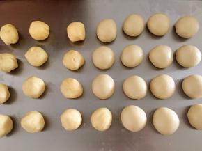 水油皮和油酥皮分别平均分成15小份