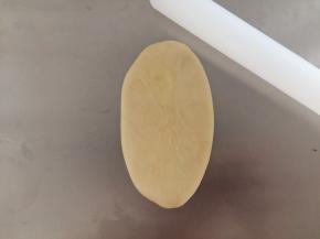 取一份酥皮，擀成椭圆形