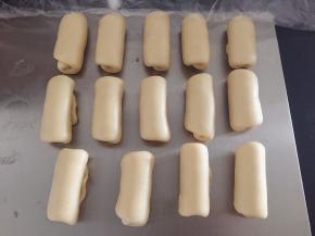 卷好所有的酥皮，盖上保鲜膜静置20分钟