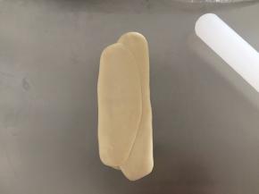 取一份油酥皮，再次擀平