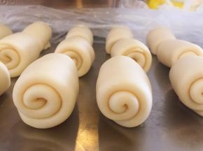 卷好盖上保鲜膜静置20分钟