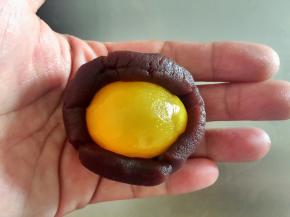 红豆沙分成25克1份，包住烤好放凉的咸鸭蛋黄