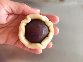 擀成圆形薄片，放入内馅