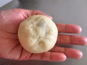 虎口慢慢收紧，收口捏紧