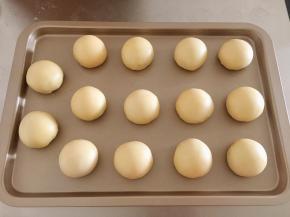 整齐的放在烤盘上（卡士金色烤盘，够炫吧！为什么只有14个呢？一个顾着和小妞聊天，掉地上了）