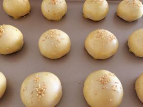 分别均匀地刷上蛋黄液，放上适量能熟白芝麻