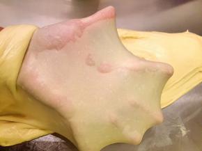 20分钟后检查面团状态，能拉出均匀不易破的手套膜