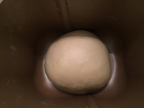 将面团搓圆，放入面包机桶进行一发