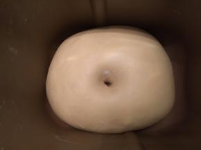 手沾面粉，插入面团，不塌陷不回缩