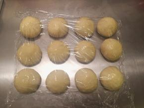 轻压排气后平均分成12份，静置20分钟