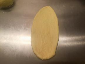 取一面团，擀成椭圆形