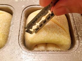 烤箱预热180度，准备少许面粉（配方外），均匀地筛在面包上，取一刀片切个＂X＂字母