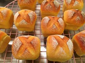 出炉后马上倒扣出来，晾架上放至温热后密封保存