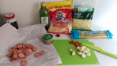 把辣椒和大蒜切碎，洋葱切条，香肠切片。准备好！