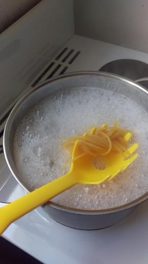 煮面，把水煮沸腾后加入盐巴和一点点油。煮大概15分钟。中间需要搅拌一下。
