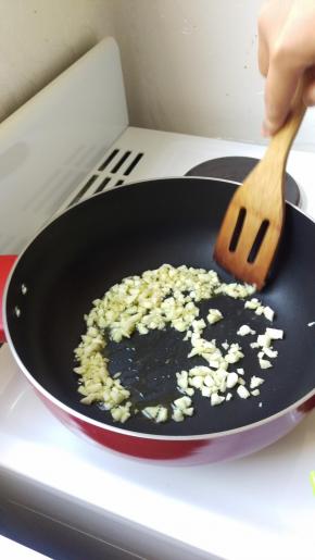 把油热好后，加入大蒜炒出香味。