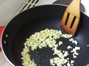 把油热好后，加入大蒜炒出香味。
