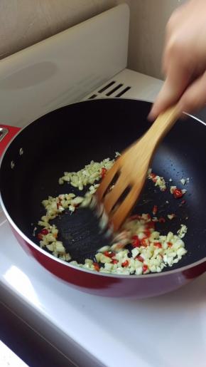加入辣椒，炒出香味。