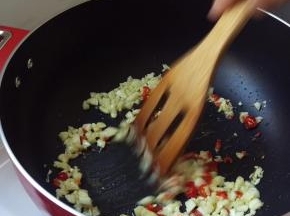 加入辣椒，炒出香味。