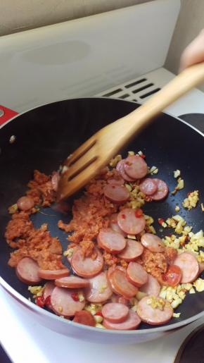 再加入鱼罐头。炒出香味。